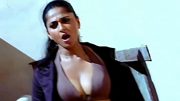 anushka shetty uncensored clevage show from tamil movie singam[hd]