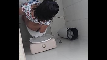 banheiro feminino filmando celular