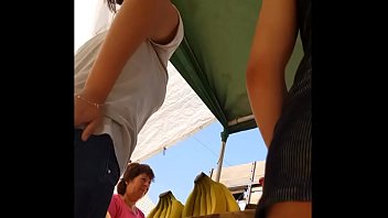 chilena culona con falda apretada