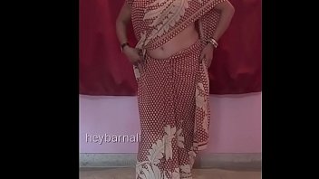 big boobs aunty wearing saree