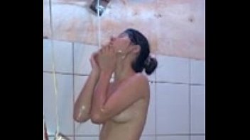 minha esposa putinha tomando banho