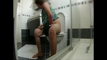 great view of my mature mom in toilet..