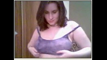 amateur webcam - brunette reveals nice huge tits- nicewebcamgirls.com