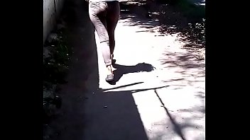 joven culona en licra caminando sexy