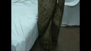saree aunty standing and remove saree