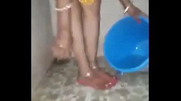 desi aunty pissing and washing pussy.