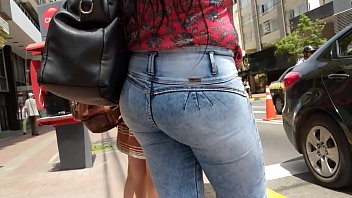 [jovencita] en jeans con culo remarcado