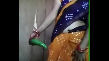 desi aunty playing with cucumber