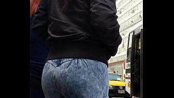 linda veneca en esos jeans apretando su hermoso culo