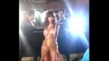 anushka sharma boobs shown during shooting, hot cleavage.