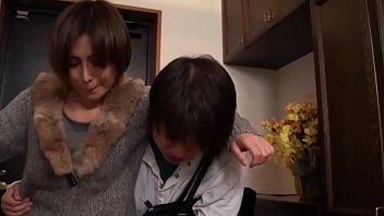 Der Japanische Junge Ist Mit Seiner Tante Am Ficken