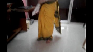 desi tamil married aunty exposing navel in saree.