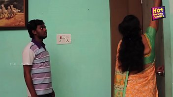 telgu housewife exposing her navels to seduct young boy