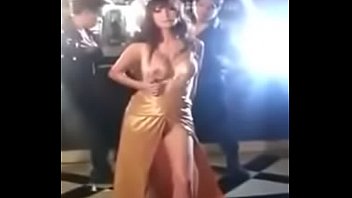 anushka sharma boobs exposed i wardrobemalfunction