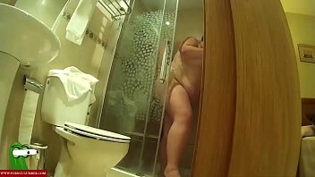 sexo anal en la ducha para la gorda.