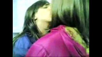 teen kissing girls - spankbang.org