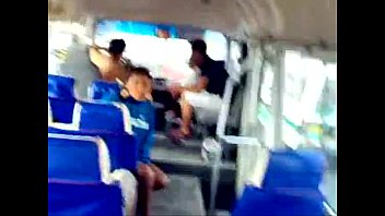 fior morillo singando en un autobus.